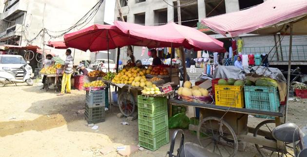 Illegal vends on Field Gunj road in Ludhiana on Thursday. (Gurpreet Singh/HT) Illegal vends on Field Gunj road in Ludhiana on Thursday. (Gurpreet Singh/HT)