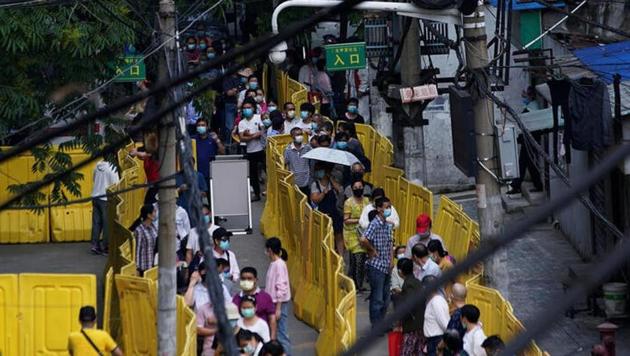 Residents wearing face masks line up for nucleic acid testings at a residential compound in Wuhan, the Chinese city hit hardest by the coronavirus disease (COVID-19) outbreak, Hubei province, China May 17, 2020. (REUTERS) Residents wearing face masks line up for nucleic acid testings at a residential compound in Wuhan, the Chinese city hit hardest by the coronavirus disease (COVID-19) outbreak, Hubei province, China May 17, 2020. (REUTERS)