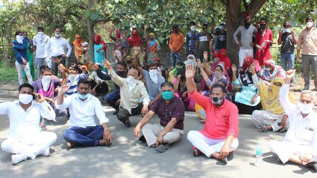 Members of Valmiki community staging a protest outside Phase 11 police station in Mohali on Thursday(Gurminder Singh/HT)
