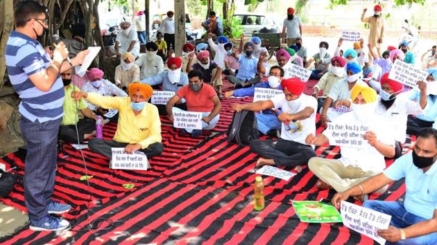 The members of Democratic Teachers’ Front staging a protest over delay in the promotion of primary teachers, near the BSNL office in Ludhiana on Friday. (HT Photo) The members of Democratic Teachers’ Front staging a protest over delay in the promotion of primary teachers, near the BSNL office in Ludhiana on Friday. (HT Photo)