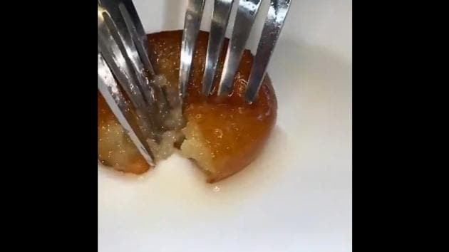 Do you love gulab jamun? How do you feel about this?(Twitter/@lemmeurz)