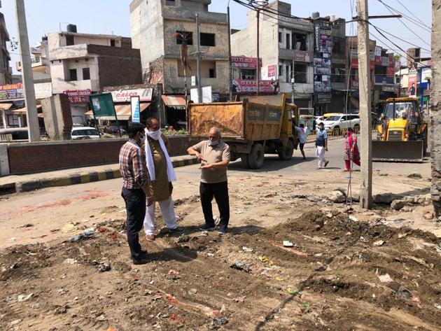 Mayor Balkar Singh Sandhu (second from left)along with area councillor Jai Prakash(third from left), inspecting the work on the Talab Bazar drain near Domoria Bridge in Ludhiana on Friday. (Gurpreet Singh/HT) Mayor Balkar Singh Sandhu (second from left)along with area councillor Jai Prakash(third from left), inspecting the work on the Talab Bazar drain near Domoria Bridge in Ludhiana on Friday. (Gurpreet Singh/HT)