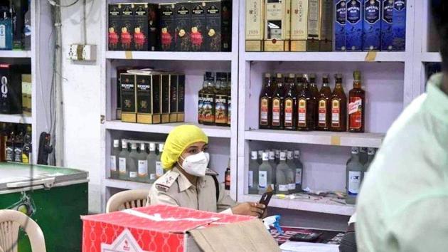 The Madhya Pradesh excise department said that women employees are mainly engaged in the role of supervision at liquor shops.(Twitter/@OfficeOfKNath) The Madhya Pradesh excise department said that women employees are mainly engaged in the role of supervision at liquor shops.(Twitter/@OfficeOfKNath)