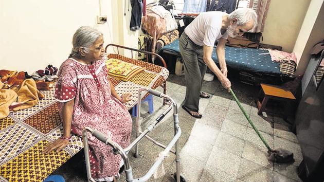 Charminkumar Oza (R) and Prafulla Oza (L) do household chores by themselves at their residence at Shivaji road as domestic helps are not allowed in some parts in Pune, on Thursday. (PRATHAM GOKHALE/HTHT) Charminkumar Oza (R) and Prafulla Oza (L) do household chores by themselves at their residence at Shivaji road as domestic helps are not allowed in some parts in Pune, on Thursday. (PRATHAM GOKHALE/HTHT)