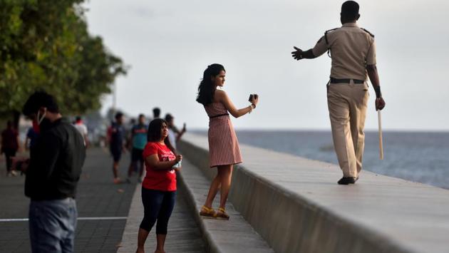 A Mumbai Police personnel keeping pedestrians off the promenade in Marine Drive on June 10. The police force in Mumbai is also seeing a surge in cases. There were a total of 2,028 Covid-19 positive cases in Mumbai Police until Thursday, which included 290 officers. (Satish Bate / HT Photo) A Mumbai Police personnel keeping pedestrians off the promenade in Marine Drive on June 10. The police force in Mumbai is also seeing a surge in cases. There were a total of 2,028 Covid-19 positive cases in Mumbai Police until Thursday, which included 290 officers. (Satish Bate / HT Photo)