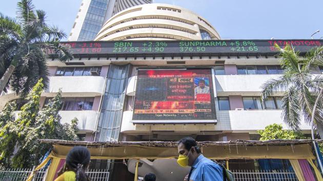 In Mumbai, NSE Nifty 50 index fell 1.7% to 9,733.60 by 0522 GMT, while the benchmark S&P BSE Sensex was down 1.8% at 32,952.99.(Pratik Chorge/HT File)