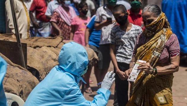 Health workers conduct Covid-19 tests in Dharavi, a slum in Mumbai and a major hot spot, in May(Satyabrata Tripathy/HT Photo)