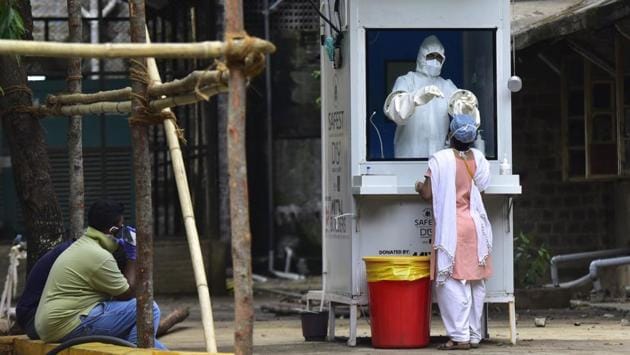 Medical Staff conducts swab test of a patient outside KEM hospital, in Parel, on June 11. According to the Brihanmumbai Municipal Corporation’s (BMC) data, earlier the cases in Mumbai were restricted to the containment zones, but now they are spreading through the city and suburbs as the number of Covid-19 cases in the city has gone up by 27% in the past eight days, reported HT. (Anshuman Poyrekar / HT Photo) Medical Staff conducts swab test of a patient outside KEM hospital, in Parel, on June 11. According to the Brihanmumbai Municipal Corporation’s (BMC) data, earlier the cases in Mumbai were restricted to the containment zones, but now they are spreading through the city and suburbs as the number of Covid-19 cases in the city has gone up by 27% in the past eight days, reported HT. (Anshuman Poyrekar / HT Photo)