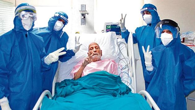 GC Gupta with the team of doctors who treated him at Nayati Hospital in Agra. (Photo by arrangement) GC Gupta with the team of doctors who treated him at Nayati Hospital in Agra. (Photo by arrangement)