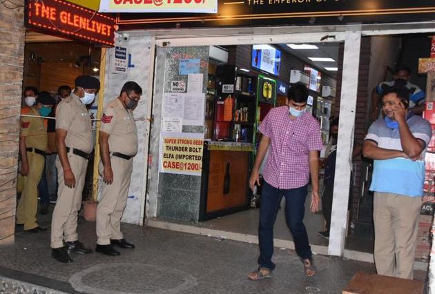 A Chandigarh police team investiges a firing incident at a liquor shop in Sector 9 on June 2. (Keshav Singh/HT) A Chandigarh police team investiges a firing incident at a liquor shop in Sector 9 on June 2. (Keshav Singh/HT)