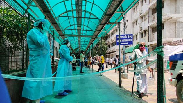 Medical professionals wearing PPE coveralls seen at RML Hospital in New Delhi on Thursday.(Sanchit Khanna/HT PHOTO) Medical professionals wearing PPE coveralls seen at RML Hospital in New Delhi on Thursday.(Sanchit Khanna/HT PHOTO)