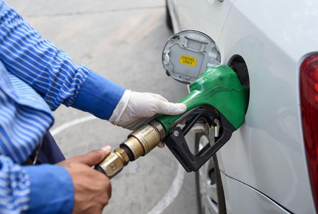 Petrol prices raised 48 paise to Rs 76.26 per litre, diesel prices by 59 paise to Rs 74.62 per litre in Delhi (Biplov Bhuyan/HT PHOTO) Petrol prices raised 48 paise to Rs 76.26 per litre, diesel prices by 59 paise to Rs 74.62 per litre in Delhi (Biplov Bhuyan/HT PHOTO)