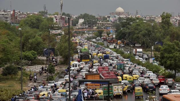 Traffic congestion on the Barapulla elevated road in New Delhi. The national capital has been struggling with a high incidence of Covid-19 cases. In Delhi, the Covid-19 tally rose to 36,824 on June 13. 13,398 patients have recovered here while 1,214 have died due to coronavirus. (Mohd Zakir / HT Photo) Traffic congestion on the Barapulla elevated road in New Delhi. The national capital has been struggling with a high incidence of Covid-19 cases. In Delhi, the Covid-19 tally rose to 36,824 on June 13. 13,398 patients have recovered here while 1,214 have died due to coronavirus. (Mohd Zakir / HT Photo)