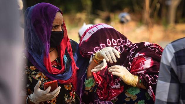 The relatives of a person who died due to coronavirus mourn while in a the funeral at the Jadeed Qabristan Ahle Islam graveyard in ITO, New Delhi, on June 11. Globally, more than 7.5 million people have contracted Covid-19 and over 420,000 have died. (Sanchit Khanna / HT Photo) The relatives of a person who died due to coronavirus mourn while in a the funeral at the Jadeed Qabristan Ahle Islam graveyard in ITO, New Delhi, on June 11. Globally, more than 7.5 million people have contracted Covid-19 and over 420,000 have died. (Sanchit Khanna / HT Photo)
