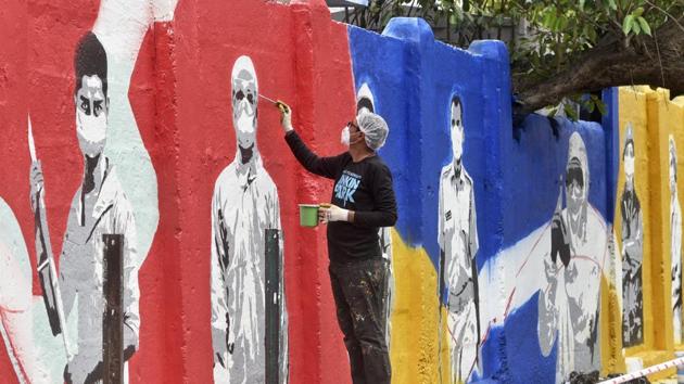 An artists paint a wall to honour Corona warriors, during the ongoing Covid-19 lockdown at Mahim in Mumbai on Friday. (Satyabrata Tripathy/HT Photo) An artists paint a wall to honour Corona warriors, during the ongoing Covid-19 lockdown at Mahim in Mumbai on Friday. (Satyabrata Tripathy/HT Photo)