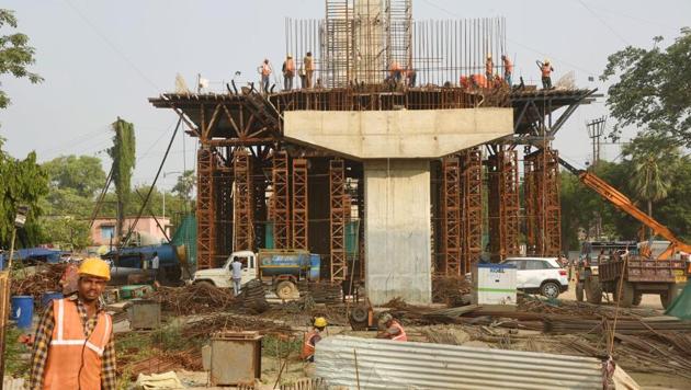 Labourers seen at a construction site near R-Block flyover, during ongoing Covid-19 lockdown in Patna on Thursday.(Santosh Kumar/HT Photo)