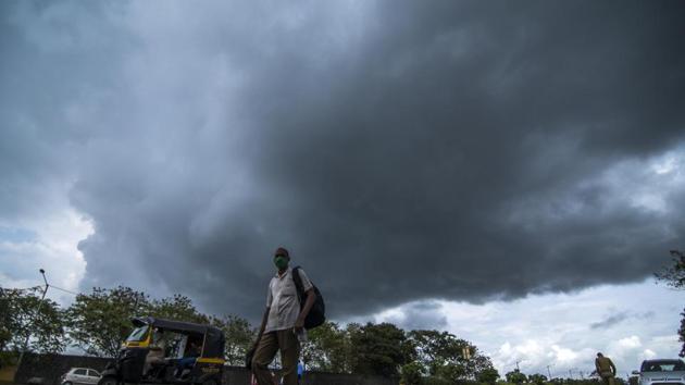 IMD predicted thunderstorm accompanied with rain and wind in Delhi (Pratik Chorge/HT Photo) IMD predicted thunderstorm accompanied with rain and wind in Delhi (Pratik Chorge/HT Photo)