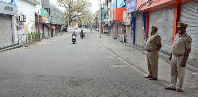 With markets closed and a fear gripping minds of residents amid rising Covid-19 cases in the city, very few vehicles were seen on city roads, even when the movement of residents has been allowed between 5am to 9pm.(HT FILEPunja) With markets closed and a fear gripping minds of residents amid rising Covid-19 cases in the city, very few vehicles were seen on city roads, even when the movement of residents has been allowed between 5am to 9pm.(HT FILEPunja)