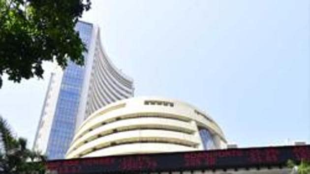 Sensex drops 262 points to 33,518 in opening session; Nifty slips 70 points to 9,902.20(Anshuman Poyrekar/HT Photo) Sensex drops 262 points to 33,518 in opening session; Nifty slips 70 points to 9,902.20(Anshuman Poyrekar/HT Photo)
