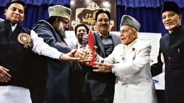 It was venerable Gulzar Dehlvi’s hard-earned privilege to ignite the flame.(File photo) It was venerable Gulzar Dehlvi’s hard-earned privilege to ignite the flame.(File photo)