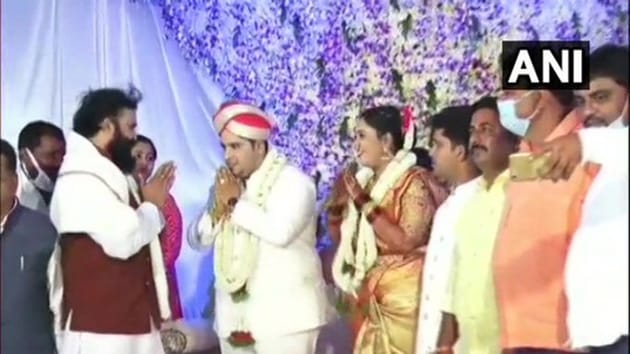 The Minister was attending the wedding ceremony of son of former minister Parameshwar Naik at Hagaribommanahalli in Davanagere.(ANI Photo)