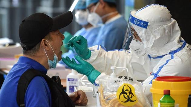 A man, who visited Beijing recently, gets tested for the COVID-19 infection in Nanjing, Jiangsu province on June 15. Governments in other parts of China warned residents against non-essential travel to the capital, and implemented isolation protocols for some visitors from Beijing. (STR / AFP / China OUT)