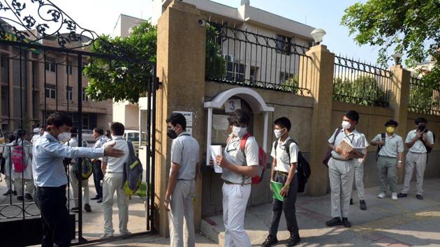 The committee said that many private schools built on government as well as private land have been waiting for the release of outstanding dues towards EWS/DG students.(Photo by Sushil Kumar/Hindustan Times) The committee said that many private schools built on government as well as private land have been waiting for the release of outstanding dues towards EWS/DG students.(Photo by Sushil Kumar/Hindustan Times)