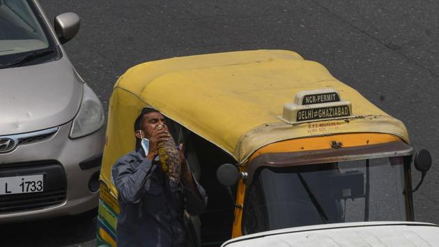 The maximum and minimum temperatures are expected to settle at 42 degrees and 28 degrees Celsius, the weather department said. (Biplov Bhuyan/HT Photo) The maximum and minimum temperatures are expected to settle at 42 degrees and 28 degrees Celsius, the weather department said. (Biplov Bhuyan/HT Photo)