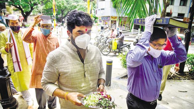 Murlidhar Mohol, Pune mayor, during the puja of ‘Dnyaneshwari’ and ‘Tukaram Maharaj Gatha’ near Balgandharva Rang Mandir, on Sunday.(Sanket Wankhade/HT PHOTO)