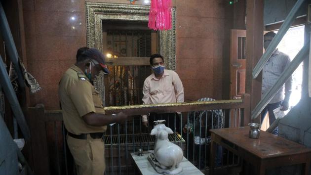 Police during investigation at Pasodya Vithoba temple in Budhwar peth, on Sunday.(HT PHOTO)