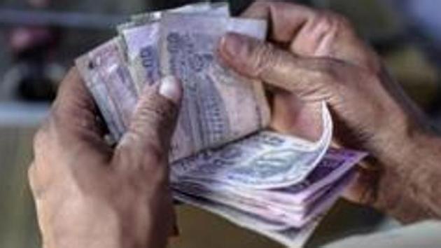 Rupee Slips 13 Paise To 75 97 Against Us Dollar In Early Trade Hindustan Times