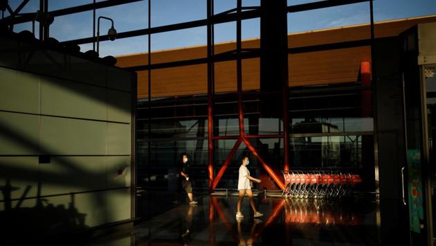 Travellers wearing face masks are seen at Beijing Capital International Airport on June 15. According to a Reuters report, an epidemiologist with the Beijing government said on June 14 that a DNA sequencing of the virus showed the Xinfadi outbreak could have come from Europe. (Carlos Garcia Rawlins / REUTERS)