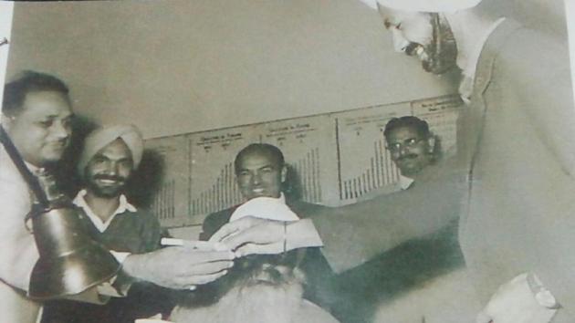 Balbir Singh Sr (extreme right) handing over his Olympic gold medals for the war fund in the presence of the then Punjab chief minister Partap Singh Kairon (sitting). Col BN Bali (retd) standing second from right.(Courtesy Col BN Bali (retd))