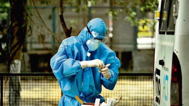 A health worker in a PPE bodysuit handles swab samples collected from police personnel for coronavirus testing in Police Lines, Gurugram.(Photo: Parveen Kumar/ Hindustan Times) A health worker in a PPE bodysuit handles swab samples collected from police personnel for coronavirus testing in Police Lines, Gurugram.(Photo: Parveen Kumar/ Hindustan Times)