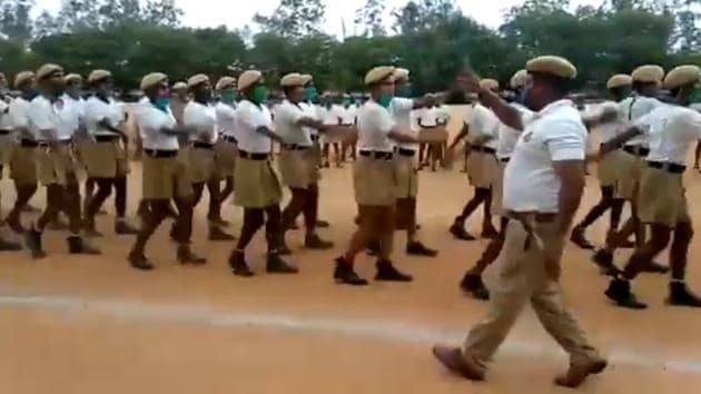 “Hats Off to this Drill Instructor,” says the tweet posted with the video.(Twitter/@AddlCPTrHyd)