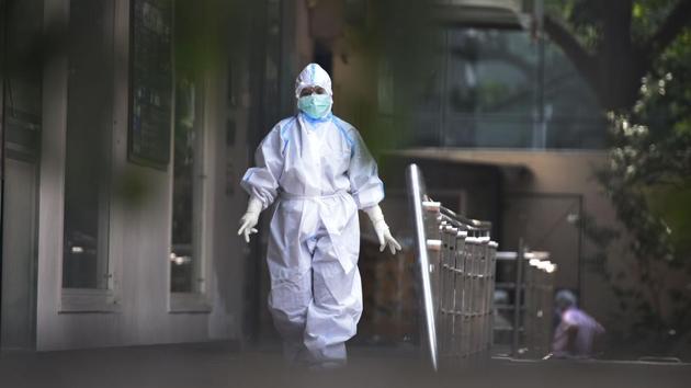 Medical staff in PPE coveralls at the Sir Ganga Ram city Hospital at Pusa Road in New Delhi. (Vipin Kumar/HT PHOTO) Medical staff in PPE coveralls at the Sir Ganga Ram city Hospital at Pusa Road in New Delhi. (Vipin Kumar/HT PHOTO)