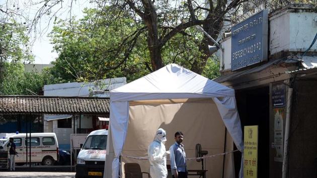 A staff member of Lady Hardinge Hospital in a PPE suit after cases of coronavirus emerged among healthcare workers, in New Delhi.(Sonu Mehta/HT PHOTO)