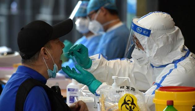 A medical staff in protective suit collects swabs from people who have recently travelled to Beijing for nucleic acid tests, following new cases of coronavirus disease (Covid-19) infections at the Chinese capital, in Nanjing, Jiangsu province, China on June 15, 2020. (Reuters Photo) A medical staff in protective suit collects swabs from people who have recently travelled to Beijing for nucleic acid tests, following new cases of coronavirus disease (Covid-19) infections at the Chinese capital, in Nanjing, Jiangsu province, China on June 15, 2020. (Reuters Photo)