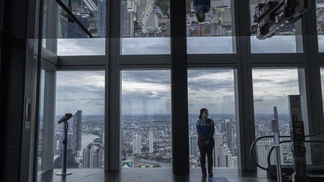 An employee wearing a face shield to help curb the spread of the coronavirus is reflected in ceiling mirrors at the King Power Mahanakhon building in Bangkok, Thailand, Tuesday, June 16, 2020. (AP photo) An employee wearing a face shield to help curb the spread of the coronavirus is reflected in ceiling mirrors at the King Power Mahanakhon building in Bangkok, Thailand, Tuesday, June 16, 2020. (AP photo)