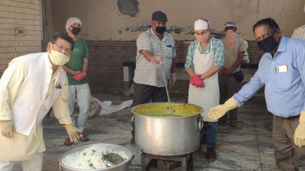 Narinder Singh has a 27-year-old daughter and 21-year-old son; his wife Baljeet is a home maker. Often, they had to make do with the food he would bring back from the langar at the end of the day. (HT Photo) Narinder Singh has a 27-year-old daughter and 21-year-old son; his wife Baljeet is a home maker. Often, they had to make do with the food he would bring back from the langar at the end of the day. (HT Photo)