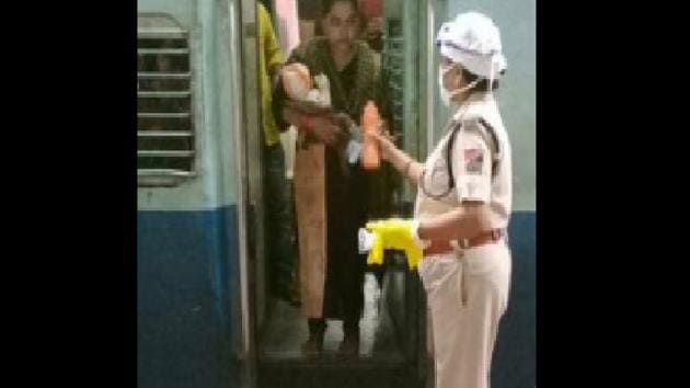 A woman police officer fetched milk from her home for a four-month-old baby travelling in a Shramik Special.(Twitter) A woman police officer fetched milk from her home for a four-month-old baby travelling in a Shramik Special.(Twitter)