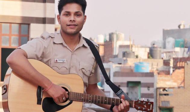 Rajat Rathore is a Delhi Police constable, and is getting fame for his singing skills.