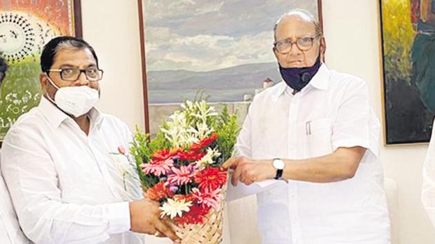 (From L) Swabhimani Shetkari Sanghatana (SSS) leader Raju Shetti meets Sharad Pawar at the latter’s residence Govindbaug on Tuesday. (HT PHOTO) (From L) Swabhimani Shetkari Sanghatana (SSS) leader Raju Shetti meets Sharad Pawar at the latter’s residence Govindbaug on Tuesday. (HT PHOTO)