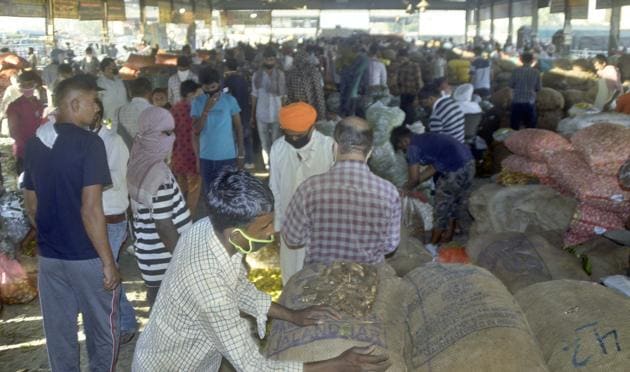 Crowds gather at the vegetable mandi in Ludhiana, which will now remain open six days a week instead of three.(Gurpreet Singh/Hindustan Times)