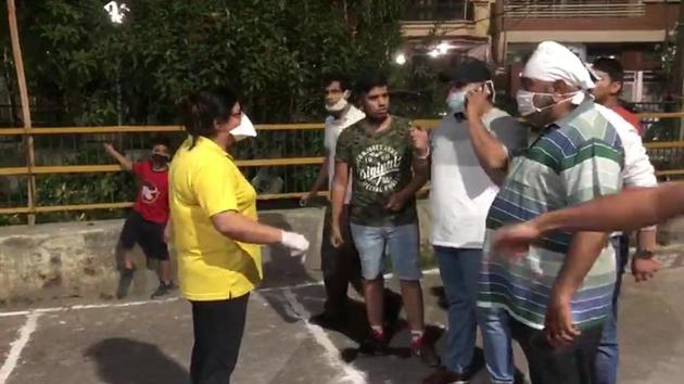 Dr Suman Puri (left) and residents arguing, after which the badminton net was torn in A-Block of Kitchlu Nagar, Ludhiana.(HT photo)