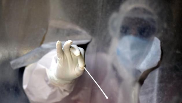 New Delhi, India - June 18, 2020: A health worker collects a swab sample from a person to test for coronavirus infection, at a COVID-19 testing lab in Patel Nagar, New Delhi, India, on Thursday, June 18, 2020.(Vipin Kumar/HT PHOTO) New Delhi, India - June 18, 2020: A health worker collects a swab sample from a person to test for coronavirus infection, at a COVID-19 testing lab in Patel Nagar, New Delhi, India, on Thursday, June 18, 2020.(Vipin Kumar/HT PHOTO)