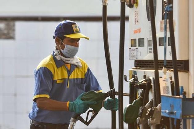 A petrol pump employee wearing a face mask while attending to a customer in Trinagar, New Delhi.(Sanchit Khanna/HT File Photo) A petrol pump employee wearing a face mask while attending to a customer in Trinagar, New Delhi.(Sanchit Khanna/HT File Photo)