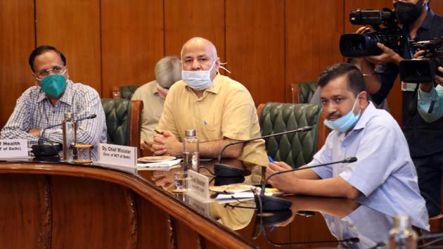 Delhi CM Arvind Kejriwal, Deputy Chief Minister Manish Sisodia and Health Minister Satyendar Jain during a meeting at Home Ministry in New Delhi. (HT Photo)