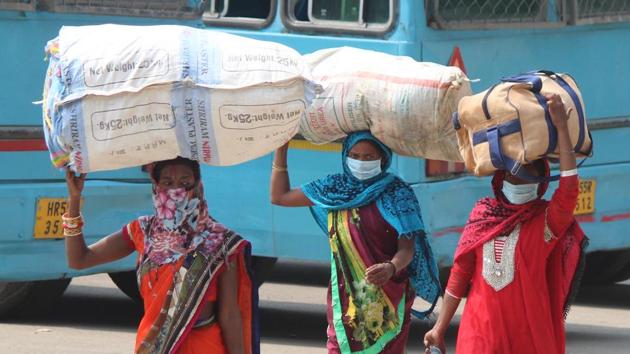 Migrants head towards transit buses at Tau Devi Lal Stadium for a Shramik Special train to the Bilaspur Chhattisgarh from Gurugram railway station, in Gurugram. (Yogendra Kumar/HT PHOTO) Migrants head towards transit buses at Tau Devi Lal Stadium for a Shramik Special train to the Bilaspur Chhattisgarh from Gurugram railway station, in Gurugram. (Yogendra Kumar/HT PHOTO)
