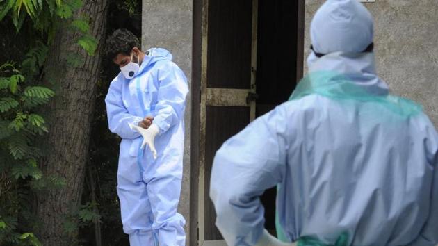 Fifty-one patients were discharged from hospitals after recovering from coronavirus.(Ht photo/ Sunil Ghosh) Fifty-one patients were discharged from hospitals after recovering from coronavirus.(Ht photo/ Sunil Ghosh)